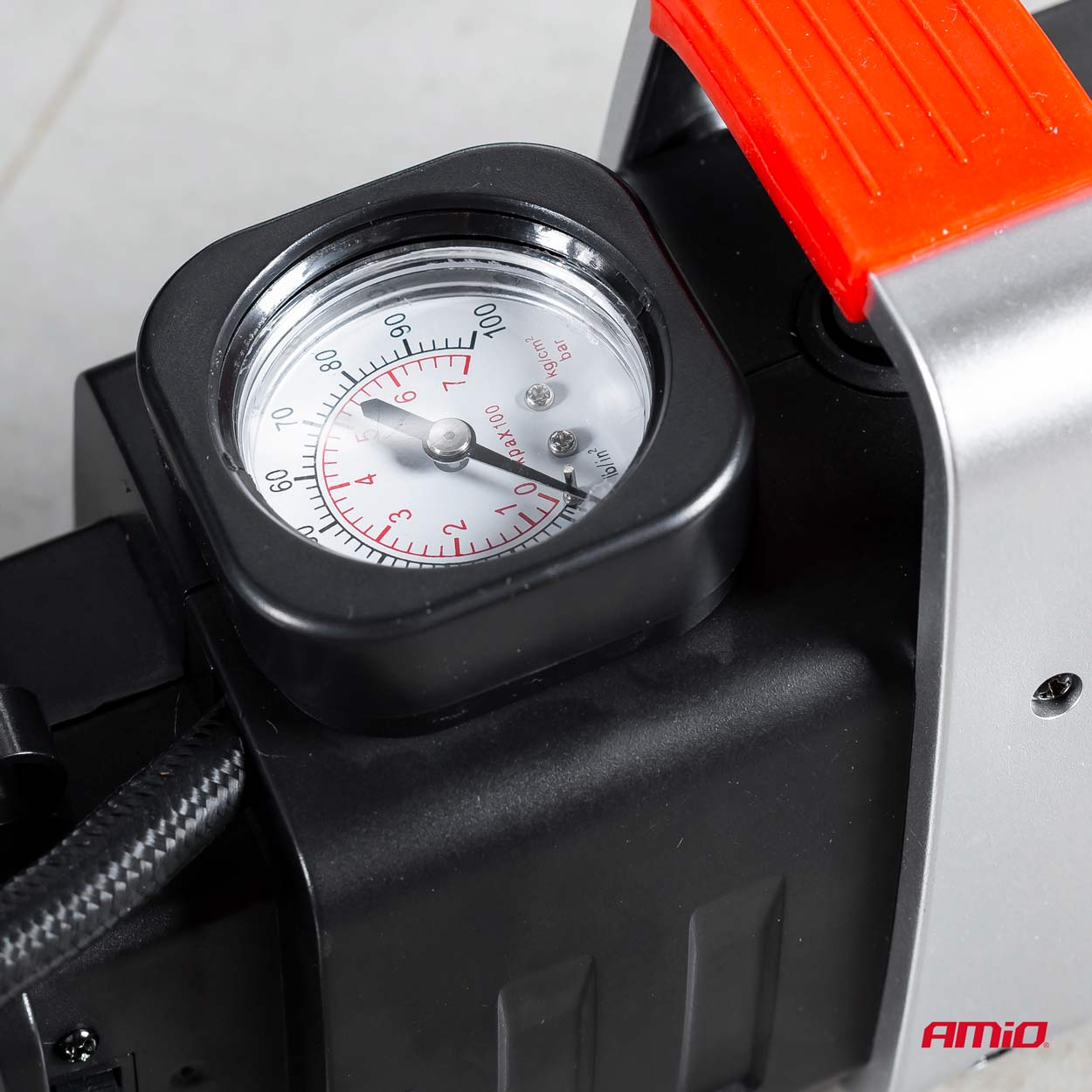 Compressore per auto con vano portaoggetti