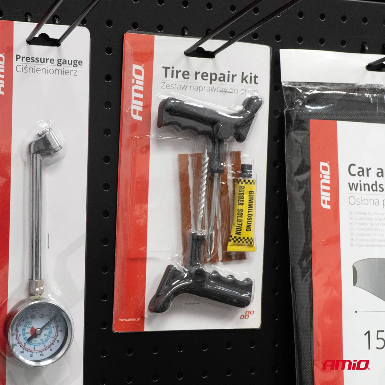 Kit compatto per riparare forature nel battistrada del pneumatico