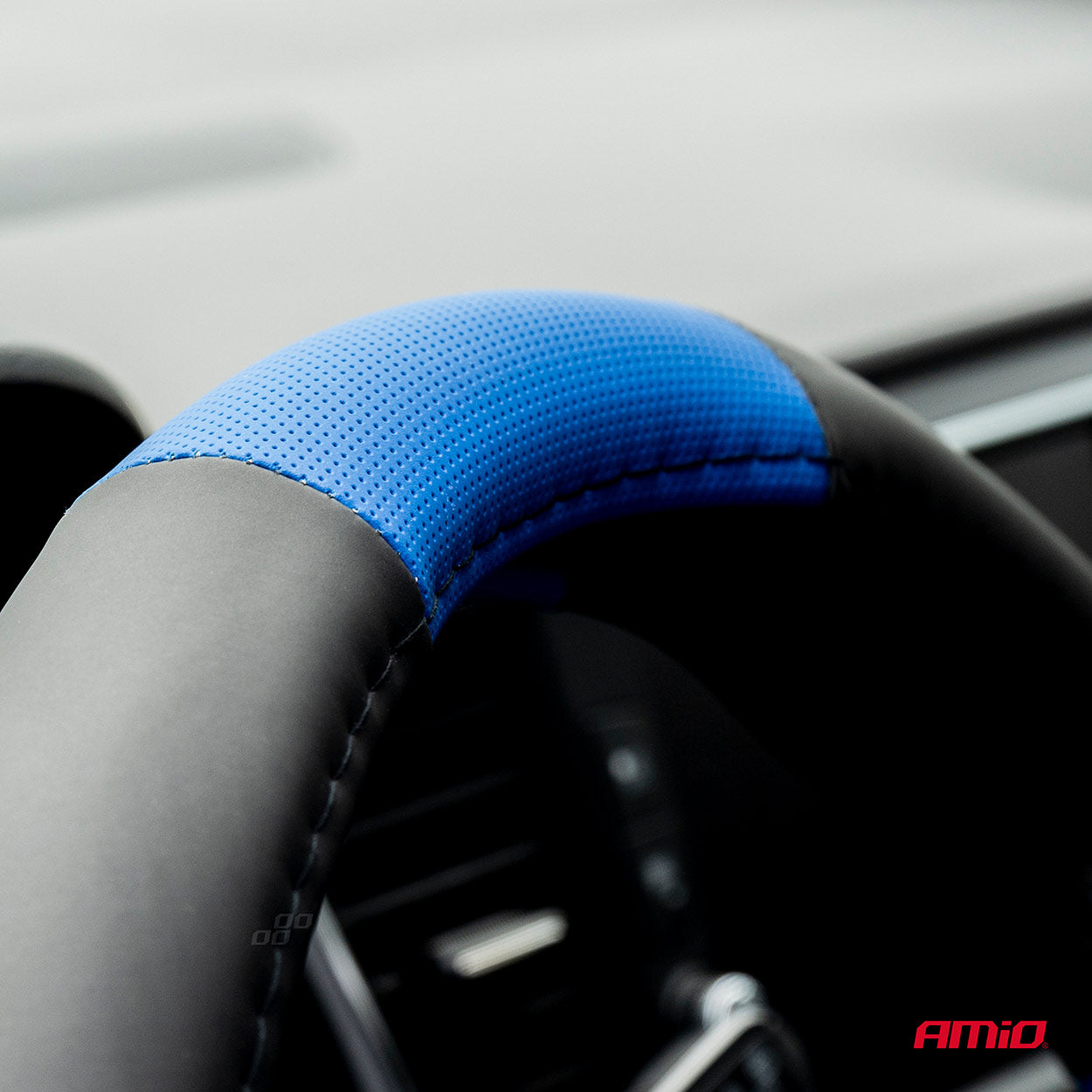 Installazione del coprivolante sul volante dell’auto