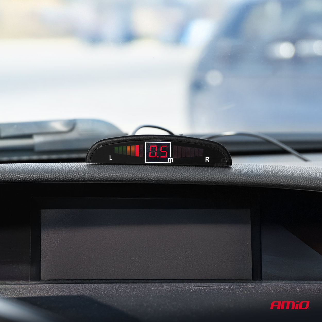 Sistema di assistenza al parcheggio con otto sensori neri