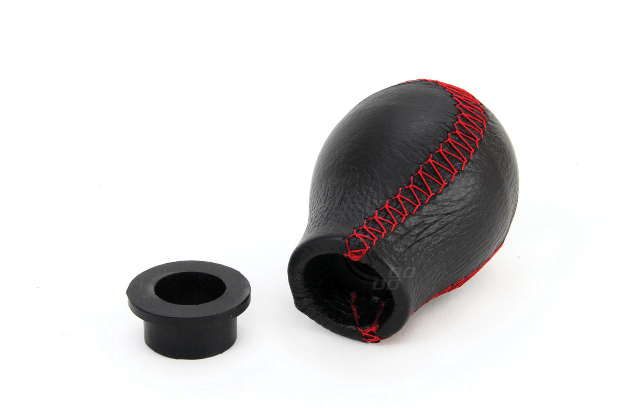 Pomello del cambio in pelle con cuciture rosse