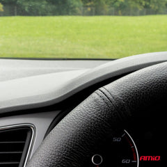 Coprivolante in vera pelle durante il montaggio