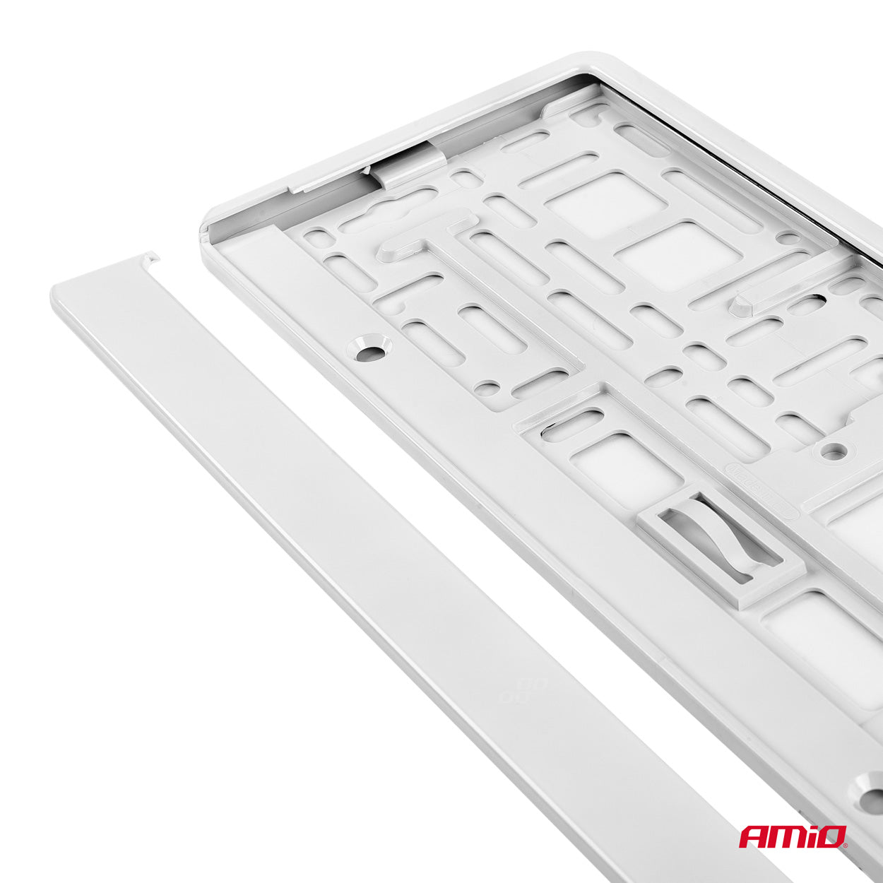 Dettaglio del portatarga bianco in plastica