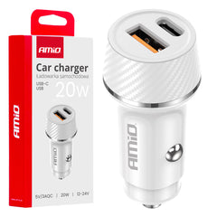 Hvid biloplader med USB-A- og USB-C-port