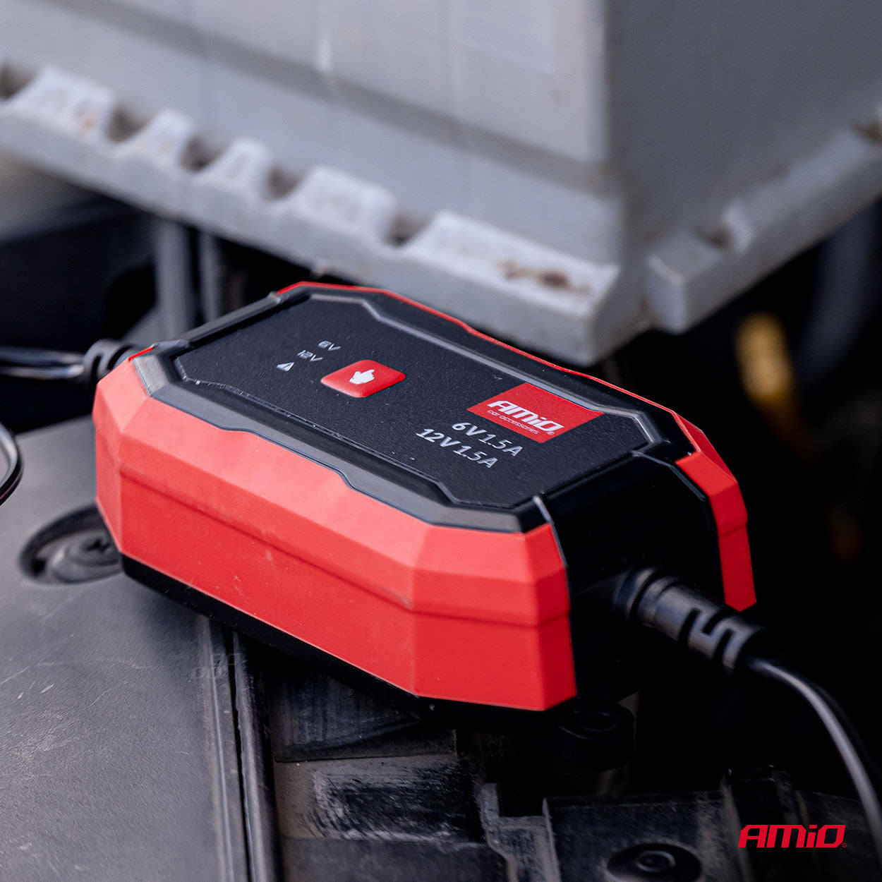 Kompakt digital batterilader med 1,5 A ladestrøm