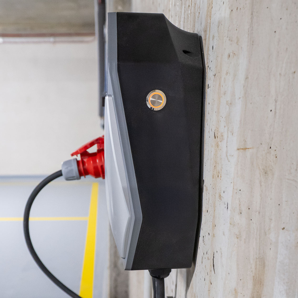 Sidevisning af 11 kW vægmonteret elbiloplader