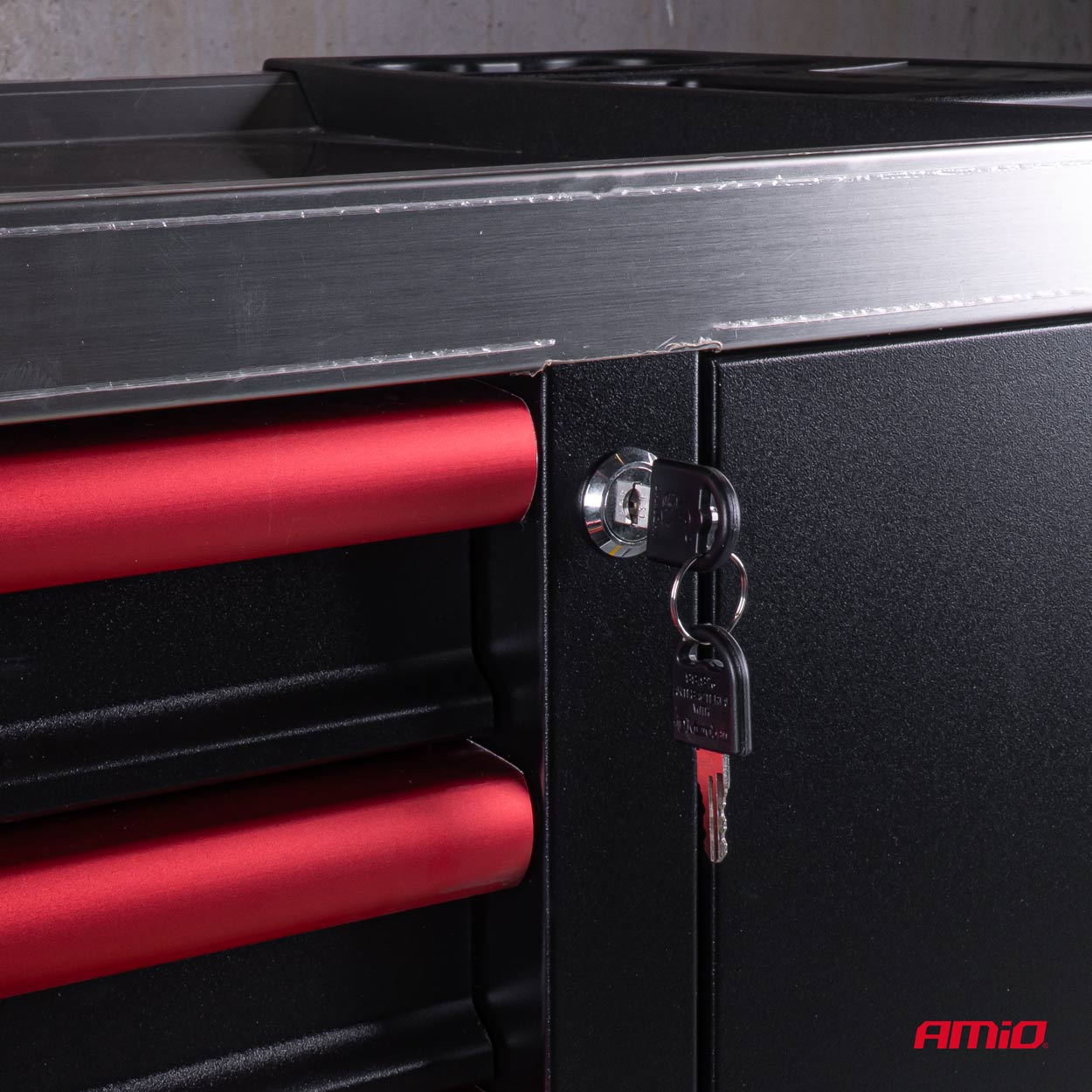 Set di attrezzi con bussole e accessori in armadio