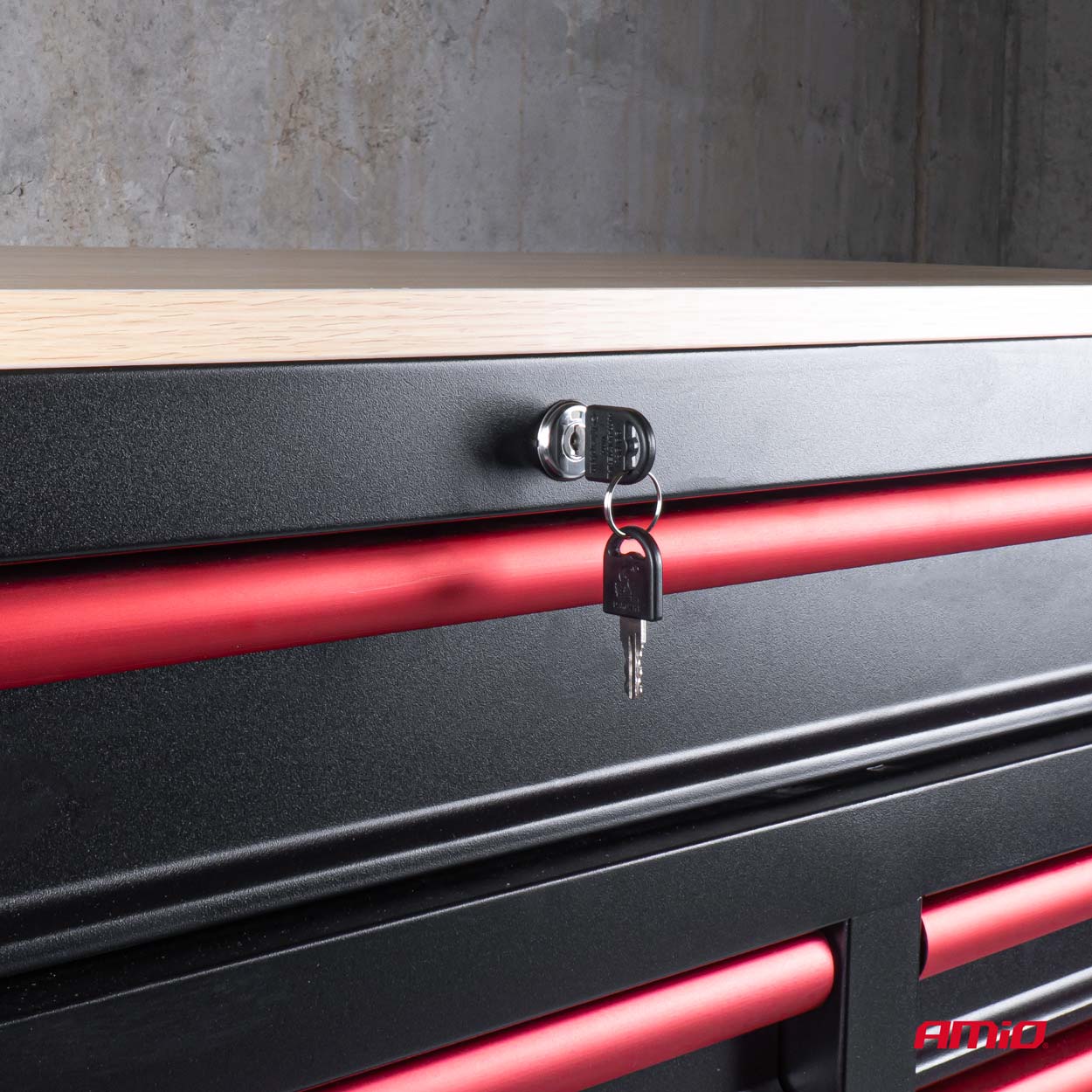 Carrello portautensili con utensili organizzati
