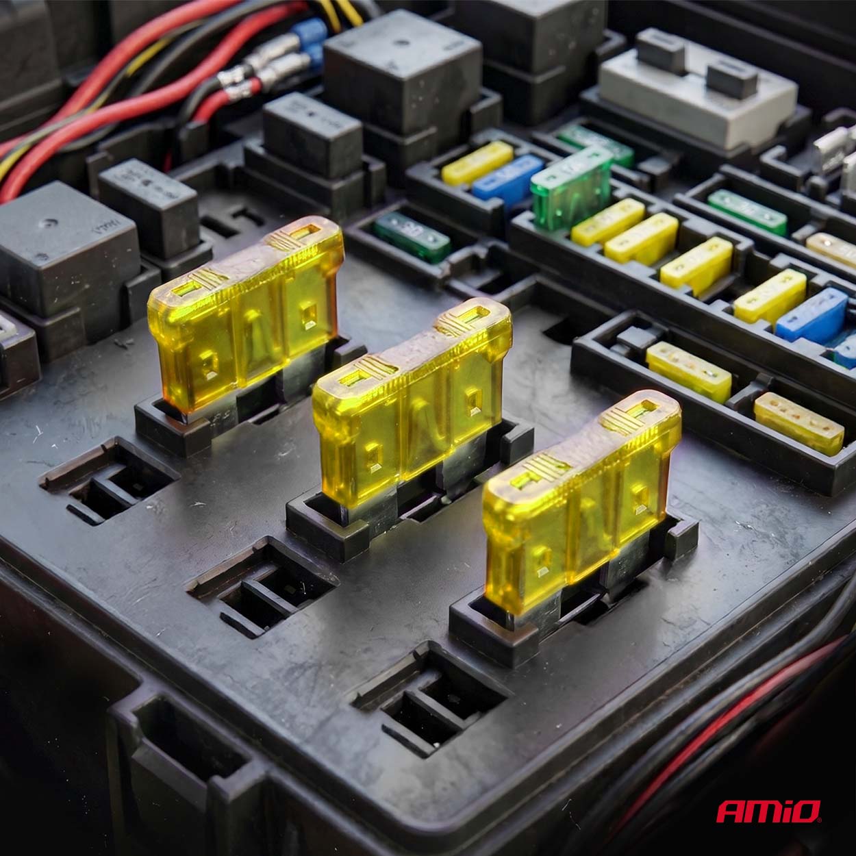 Tre fusibili auto STANDARD con corrente nominale da 20A.