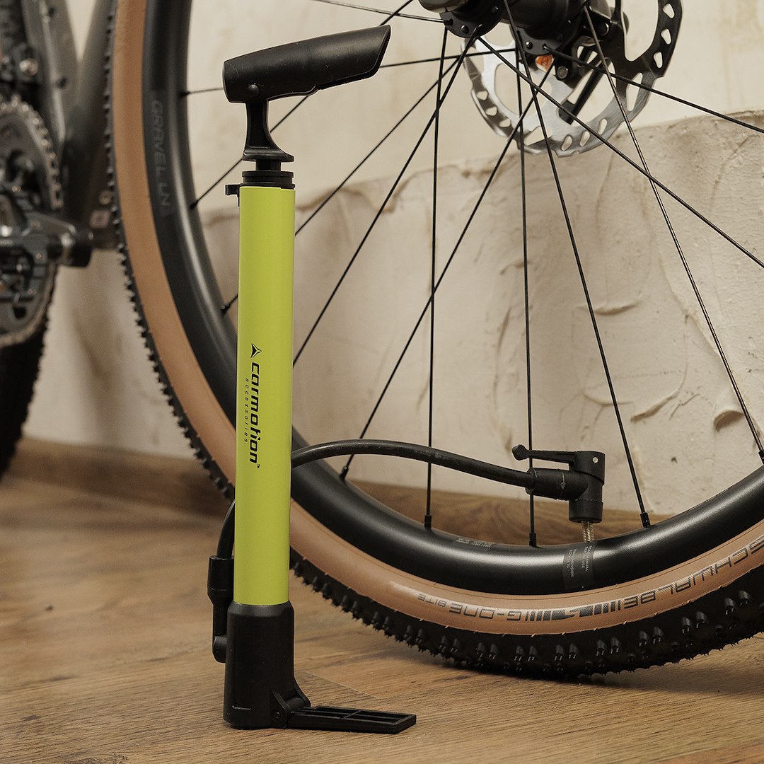 Mini pompa con adattatori e supporto per bicicletta