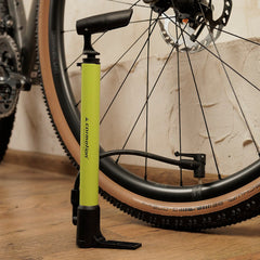 Mini pompa con adattatori e supporto per bicicletta